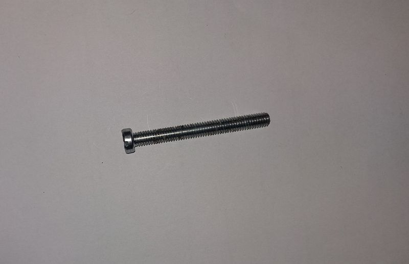 Strammeskruen du leter etter med spesifikasjonene M6x55 tilhører kjedestrammermekanismen på Tajfun RCA-vedmaskiner